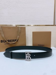 巴宝莉 意大利制皮革腰带. 扣环饰有抢眼的镀金.水钻专属标识图案，3.4Cm宽