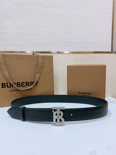 巴宝莉 意大利制皮革腰带. 扣环饰有抢眼的镀金.水钻专属标识图案，3.4Cm宽