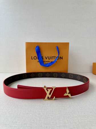特 本款3.0宽Pretty Lv 双面腰带以华美皮革和 Monogram 帆布演绎两式风尚，凝聚工艺淬炼和创意巧思。莹泽金属雕琢 Lv Initiales 搭 - 点击图像关闭