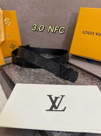 3.0Cm Lv Initiales 双面腰带以经典之姿成就两式风尚：Monogram 帆布传递闲适惬意，粒面牛皮革流露雅致格调，搭配 Lv Initiales - 点击图像关闭