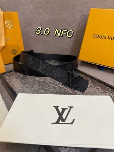 3.0Cm Lv Initiales 双面腰带以经典之姿成就两式风尚：Monogram 帆布传递闲适惬意，粒面牛皮革流露雅致格调，搭配 Lv Initiales