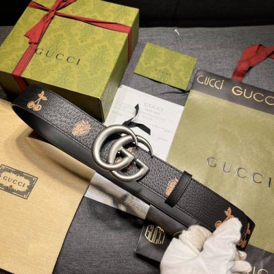 特 古奇，宽4.0 Cm，水果和蔬菜是 Gucci 俏皮精神的象征，它们已经成为当代 House ，这薄带的特点是异想天开的草莓和樱桃打印与金属完成。配饰以白色