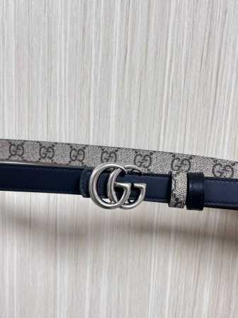 2025秋冬系列焕新演绎富有辨识度的Gg Marmont系列。这款双面腰带采用Gg Supreme与皮革材质匠心打造，缀饰双G搭扣。 商品细节 一面为米色和深棕 - 点击图像关闭