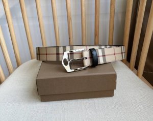 新款 Burberrry 巴宝莉专柜同步上新精选品牌标志性London格纹 搭配镂空扣钉带扣 宽:3.5Cm 精致优雅 简单大方