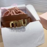 Miu Miu 这款皮革腰带是提升别致造型品味的理想之选。 醒目的标志性徽标装点搭扣，营造精致撞色与纹理效果。缕空m I U设计别致. 宽度: 2Cm 尺寸75