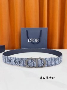 宽度3.5Cm 这款 35 毫米双面腰带结合典雅气质与摩登风范。双面设计，一面采用深灰色 Oblique 印花面料，另一面采用同色调粒面牛皮革。可搭配各式 35