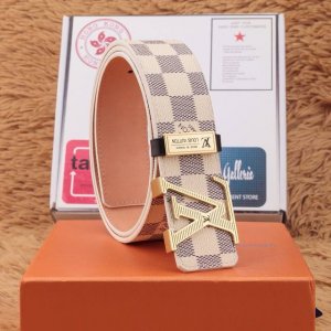 Lv皮带宽度：4.0Cm 专柜同步最新系列，搭配精致雕扣头 媲美代购欢迎对比时尚百搭，品味的体现，休闲高大上！ Iphone实物实拍， 腰带上身效果超好，抓紧转