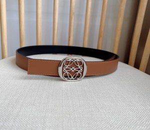 爆款 Loewe 罗意威 专柜最新同款腰带 宽：2.8Cm 选用光滑牛皮革双面腰带 饰有抛光椭圆形针扣 刻有loewe徽标 卓越的工艺 个性的造型 精美的材质