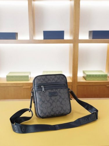 蔻驰 官网同步 高版本 斜挎单肩背包 永恒不过时的标志性产品 纯原单小牛皮 顶级五金制作 非市面普通版本 今年Coach最爱的款式 全部实拍 实用性非常高 完全
