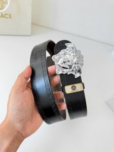 品名：Versace.范思哲原单腰带 皮带 型号：挂扣，经典人头纯钢材质扣头，头层牛皮，图片实物拍摄 材料：百分百头层牛皮，保证真皮。24K纯钢扣双面可用专柜同