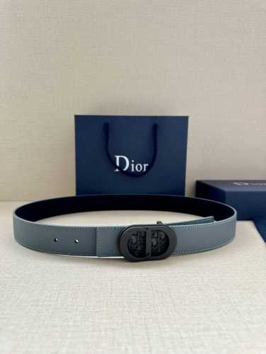 特 宽度3.5Cm 这款白金色饰面黄铜腰带扣采用“Cd”标志点缀，镌刻有 Dior Oblique 图案，经典元素呈现本季全新风采。设计精巧，可与各式 35 毫
