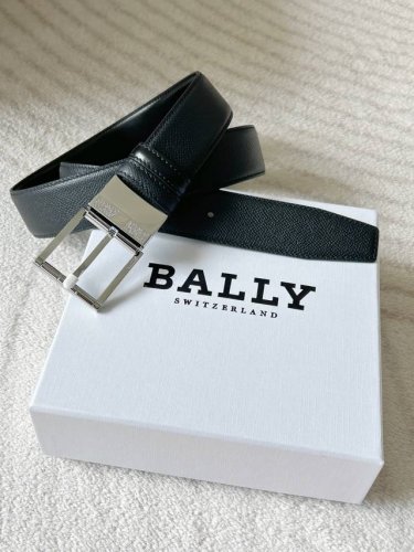 Bally 双面用皮带，宽度3.4Cm 百搭黑色沉稳大气，掌纹皮质感满满，搭配简约银色扣头 ，尽显奢华格调。无论是商务正装，还是休闲穿搭，它都能轻松适配，为整体