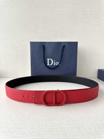 宽度3.5Cm Dior 这款腰带扣采用中国红色哑光涂漆饰面不锈钢精心制作，展示Cd Icon 标志。可与各式35毫米腰带搭配，提升格调，打造优雅精致的造型。 - 点击图像关闭