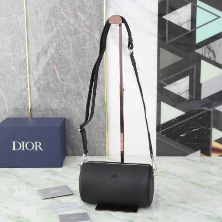 迪奥 Roller Dior Oblique男士肩背斜挎包 圆筒包 配专柜正品盒子 型号：1Ropo061 黑皮散字唛 米色和黑色 Oblique 印花 外部饰 - 点击图像关闭