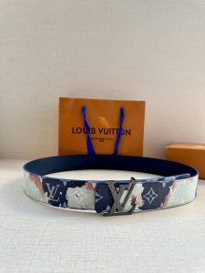 特 本款4.0宽lv Initials 双面腰带以醒目图案描摹烧焦的纸张，唤起对熊熊篝火和户外时光的回忆。素净一面展露经典格调，做旧 Lv Initiales