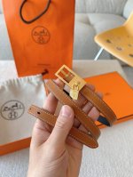 爱马仕 Hermes 针扣序列官网同步。Swift和Epsom小牛皮双面皮腰带，搭配金属皮带扣。 Lucky腰带配有标志性挂锁，挂锁在皮带扣下方优雅摆动，打造出