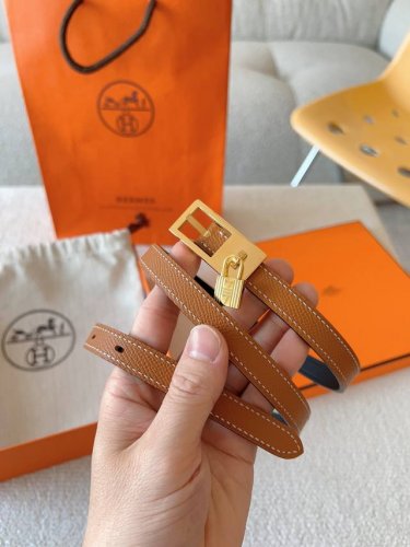 爱马仕 Hermes 针扣序列官网同步。Swift和Epsom小牛皮双面皮腰带，搭配金属皮带扣。 Lucky腰带配有标志性挂锁，挂锁在皮带扣下方优雅摆动，打造出