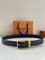 3.4宽本款 Taurillon 皮革腰带为金属束带圈融入Lv 标识，打造沉稳低调的绅士风范 Taurillon 皮革牛皮革内衬黄铜搭扣束带圈饰 古金 古白 有
