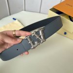 特 片裝1 寬：40Mm 驢家當季新品 雙面均可使用 雙面為柔軟的十字紋小牛皮製作 全新字母竹節紋搭扣設計與腰帶搭配相呼應 成為獨特的亮眼之作！