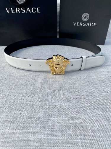 宽度：3.0Cm 范思哲 此平纹腰带饰有标志性的Versace美杜莎头像扣，彰显品牌格调。是一款精美的衣橱必备单品。秀场同款！