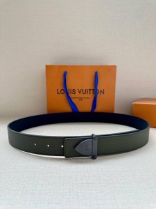 本款3.4宽: Lv Aerogram 双面腰带Lv Aerogram 搭扣占据中央，一面契合搭扣色彩，另一面呈现反差视效