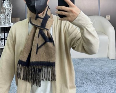 上新！ 年Burberry双面羊绒围巾！走量款，性价比超高！非常有格调的设计！ *30Cm，羊绒混羊毛！是高雅艺术的魅力体现！围巾款式男女通用、更可做情侣款！颜