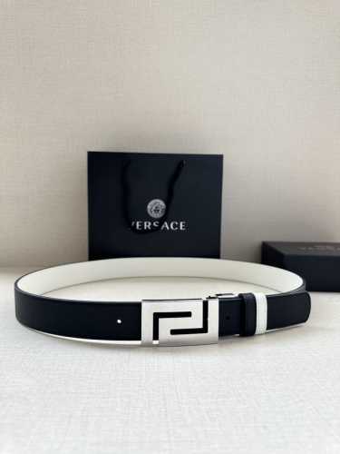 宽度3.5Cm Versace 范思哲两面手掌纹此款柔软的皮带饰有一个几何形状的希腊回纹别扣，既时尚又优雅