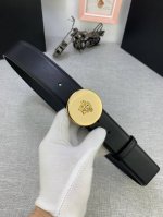 宽度：4.0Cm 范思哲 此款腰带饰有标志性的Versace美杜莎头像扣，彰显品牌格调。是一款精美的衣橱必备单品。