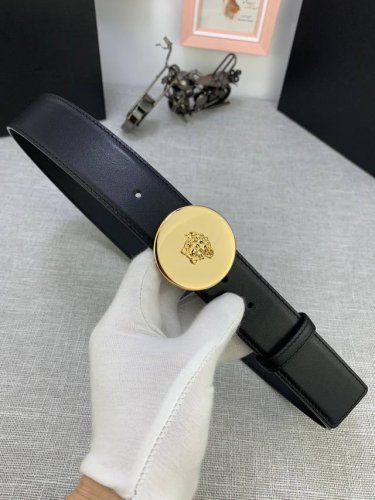 宽度：4.0Cm 范思哲 此款腰带饰有标志性的Versace美杜莎头像扣，彰显品牌格调。是一款精美的衣橱必备单品。