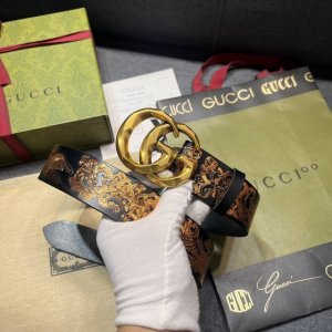 古奇 宽4.0Cm 新款 Gg Marmont系列延续品牌传承，为全新系列注入趣致新意。标志性金色调双G腰带扣亮眼点缀于这款皮革腰带之上，诚意致敬品牌悠久传承