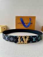 特 Lv Initiales 40 毫米双面腰带焕新标志性设计 以经典 帆布和柔软牛皮革呈现双面风尚 经典丝印路易威登Logo Lv 字母搭扣散发前卫气息 提供