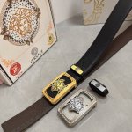 品名：Versace.范思哲 材质：原单牛皮腰带 百分百头层牛皮腰带保证真皮，24K纯钢扣，专柜原单品质、做工精细，时尚大牌，送人自用首选 包装： 请认准如图专