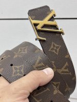 特 Lv Dimension 双面腰带将创意传承与华美街头风范共冶一炉，彰显创意总监 Pharrell Williams 的时尚远见。Monogram 帆布铺陈