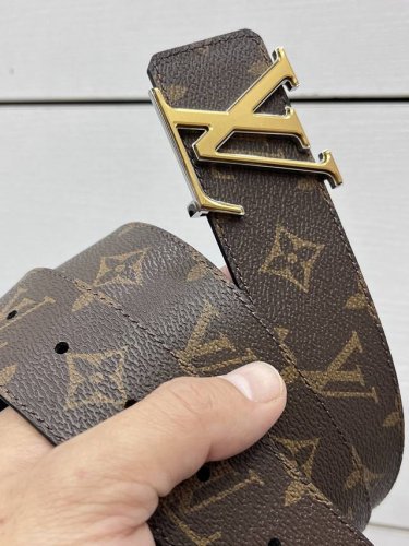 特 Lv Dimension 双面腰带将创意传承与华美街头风范共冶一炉，彰显创意总监 Pharrell Williams 的时尚远见。Monogram 帆布铺陈