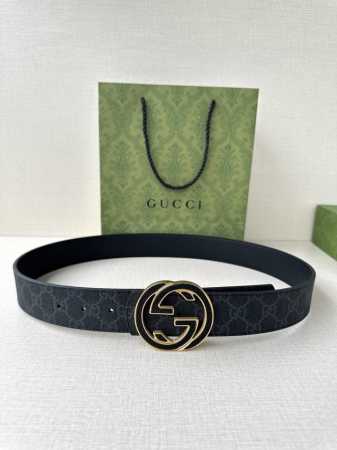 Gucci 宽度4.0Cm 早春系列透过现代视角焕新诠释品牌经典元素。这款腰带以牛皮革匠心打造，巧妙缀饰互扣式双G搭扣，搭配嵌花牛皮革。这款腰带正面以灰色牛皮革 - 点击图像关闭