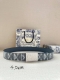 宽度4.0Cm Dior 这款 40 毫米双面腰带结合典雅气质与摩登风范。双面设计，一面采用灰色cd Diamond 图案帆布 ，另一面采用同色调光滑牛皮革。C