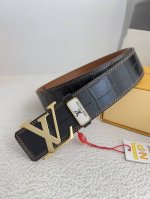 品名： Lv..路易..威登腰带皮带原单 型号：挂扣，经典纯钢材质面字母挂扣，头层牛皮，图片实物拍摄 材料：头层牛皮，挂扣系列，纯钢材质扣头，钯镀电镀工艺永不掉