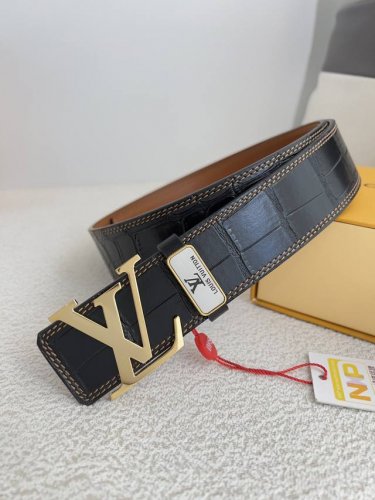 品名： Lv..路易..威登腰带皮带原单 型号：挂扣，经典纯钢材质面字母挂扣，头层牛皮，图片实物拍摄 材料：头层牛皮，挂扣系列，纯钢材质扣头，钯镀电镀工艺永不掉