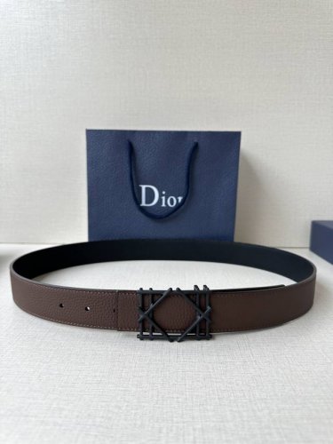 Dior 宽度3.5Cm 这款不锈钢金属腰带扣、是季节男装系列新品，展现 Dior 经典的藤格纹图案。可与各式35毫米腰带搭配，彰显经典风格。
