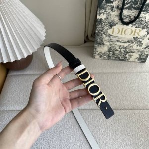 Dior这款腰带采用双面设计，搭配可拆卸腰带扣。采用光滑牛皮材质精心制作，双面可用，搭配富有光泽的金色饰金属Dior腰带扣。突显腰部曲线，彰显优雅气质，可与牛仔