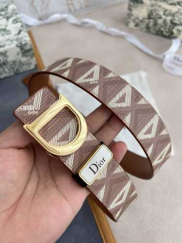 品名：迪奥. Dior.原单 腰带 皮带 型号：挂扣，原版经典双色挂扣，实物拍摄，头层牛皮 材料：百分百头层牛皮，保证真皮。双面可用专柜同等质量，原版经典新款花