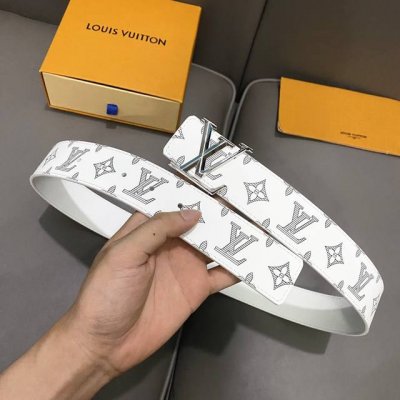寬度：40Mm Lv Pyrmide Truck L Oeii雙面腰帶 驢家 海外原單代特供 面為進口小牛皮壓飾有標誌性品牌圖案效果工藝 原廠配色柔軟小牛皮底