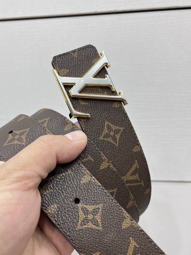 特 Lv Dimension 双面腰带将创意传承与华美街头风范共冶一炉，彰显创意总监 Pharrell Williams 的时尚远见。Monogram 帆布铺陈