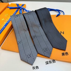 特 专柜同步新款 Lv棋盘格领带，稀有展现精湛手工与时尚优雅的理想选择，这款领带将标志性的路易威登Damier图案以同色调手法演绎的更显雅致风范。让男士可以充分