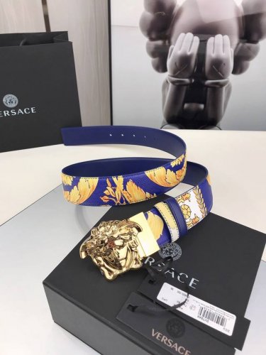范思哲Versace 由柔软的萨菲亚诺皮革制成，这个可逆的皮带具有单色，一面夸耀金巴洛克印刷。具有三维美杜莎扣。4.0Cm宽