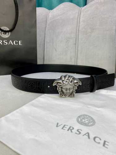 特 宽度4.0Cm Versace范思哲此款古希腊回纹皮带饰有Versace品牌标志：3D美杜莎皮带扣，这也是Palazzo系列的一部分。