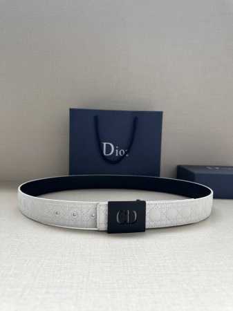 宽度3.5Cm 这款 Dior Charm 腰带扣是夏季男装系列新品，采用不锈钢真空电镀饰面黄铜精心设计，重新演绎经典的 Dior 标志。可与各式 35 毫米腰 - 点击图像关闭