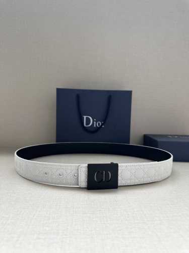 宽度3.5Cm 这款 Dior Charm 腰带扣是夏季男装系列新品，采用不锈钢真空电镀饰面黄铜精心设计，重新演绎经典的 Dior 标志。可与各式 35 毫米腰
