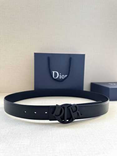 宽度3.5Cm 这款 Dior Charm腰带不锈钢扣以金色饰面图案设计重新演绎经典的 Dior 标志。可搭配各式35毫米腰带，打造时尚高雅的造型。