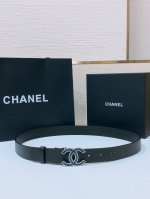 Chanel经典双C皮带腰带新款牛仔扣搭配小牛皮皮带身，质感满分，简直身春日里的点睛之笔，皮带直径3.0Cm